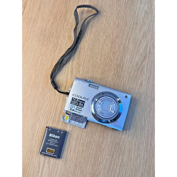 Nikon COOLPIX S4000 12.0 MP Digital Camera Silver 4x Zoom Charger Tested Battery